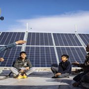 روستاییان با پنل خورشیدی برق تولید میکنند