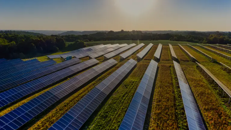 نمای سایت Mammoth Solar متعلق به MN8 Energy در شهرستان Kanawha، ویرجینیای غربی