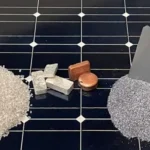 آنتونیو کامیسکرا در حال نصب آخرین پنل خورشیدی در نیروگاه بلک هالو سان